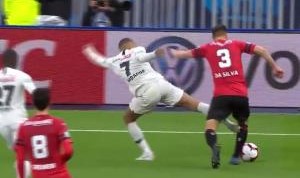 开云官网-如出一辙！姆巴佩第3次因蹬踏小腿被罚下，生涯4红全是直红