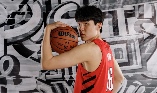 开云app-美媒盛赞杨瀚森闪耀夏联：内线统治力与传球视野令人惊叹