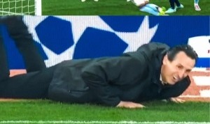 给急坏了！孔萨错失绝佳头球，埃梅里抱头直接趴地上了