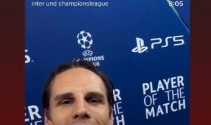 喊妈了比塞克晒索默手捧MVP奖杯照：感谢这一切的母亲